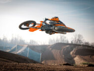 KTM 350 SX-F 2025 10 KTM 350 SX F 2025 accion detalles4