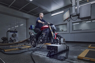 Operario de Ricardo Engineering probando una moto