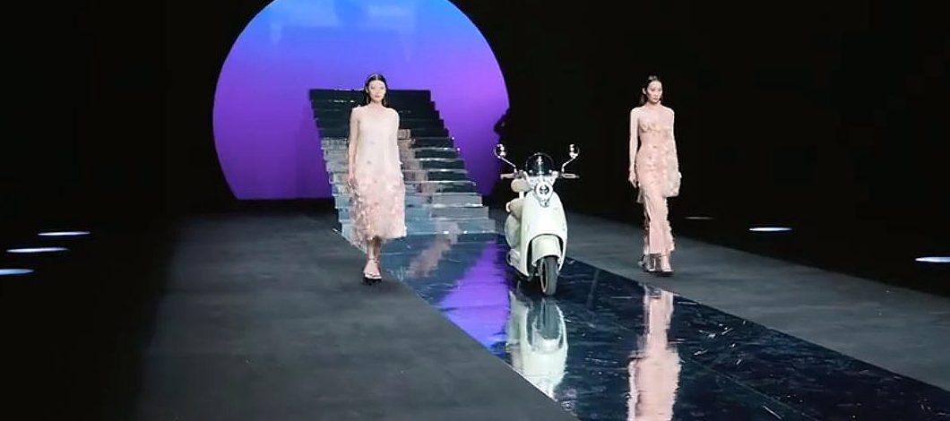 Moto autónoma de Yadea, durante el desfile