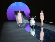 Yadea hace desfilar su primera moto autónoma 3 Moto autónoma de Yadea, durante el desfile