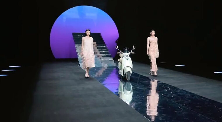 Moto autónoma de Yadea, durante el desfile