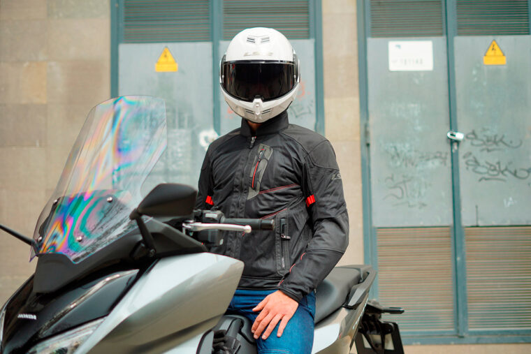 La importancia de equiparse bien en verano y cómo LS2 te lo pone más fácil 48 Chaqueta LS2 ALBA (21)