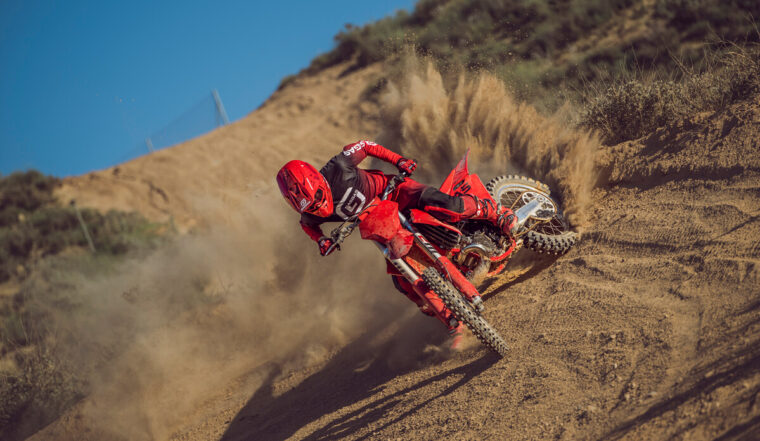 GASGAS-MC-250-300-2025-accion10