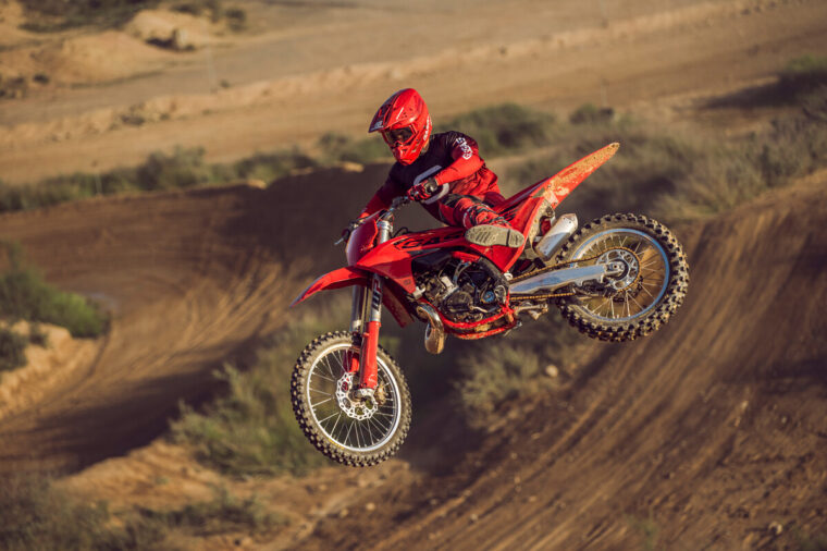 GASGAS-MC-250-300-2025-accion12