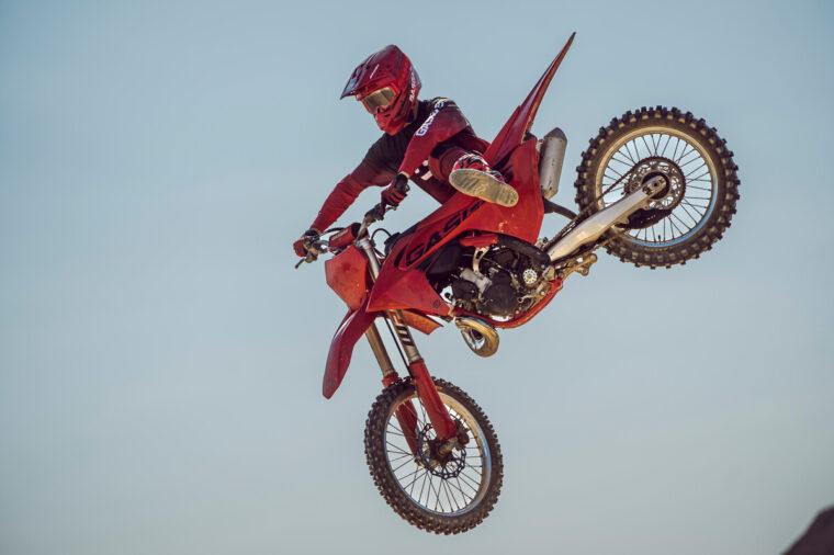 GASGAS-MC-250-300-2025-accion2