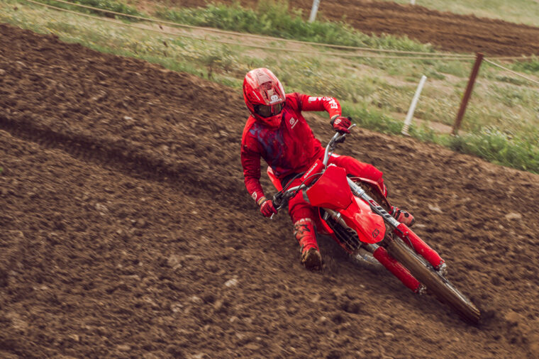 GASGAS-MC-250-300-2025-accion32