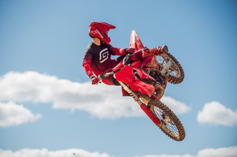 GASGAS-MC-250-300-2025-accion34