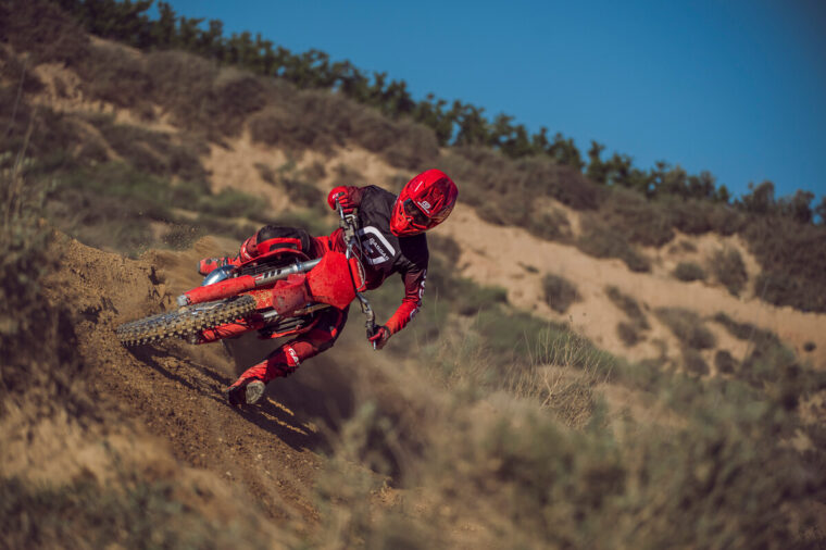 GASGAS-MC-250-300-2025-accion6