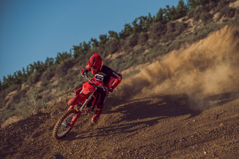 GASGAS-MC-250-300-2025-accion9