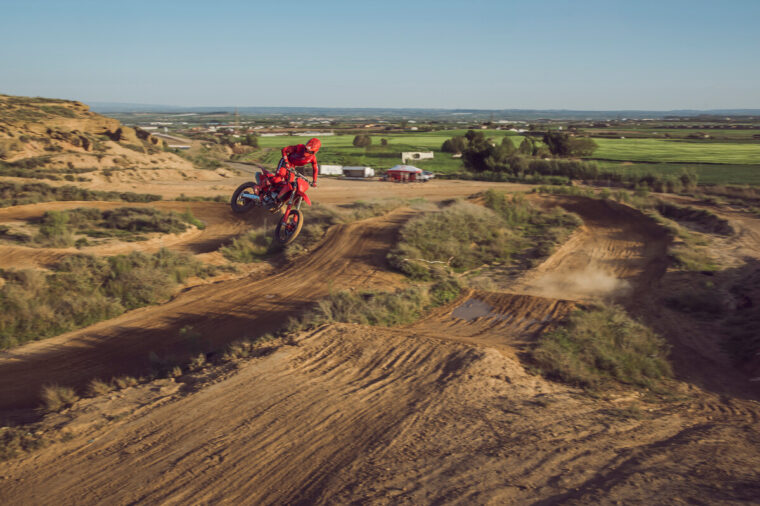 GASGAS-MC-250F-2025-accion40