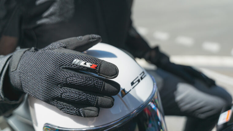 La importancia de equiparse bien en verano y cómo LS2 te lo pone más fácil 119 Guantes LS2 COOL (3)