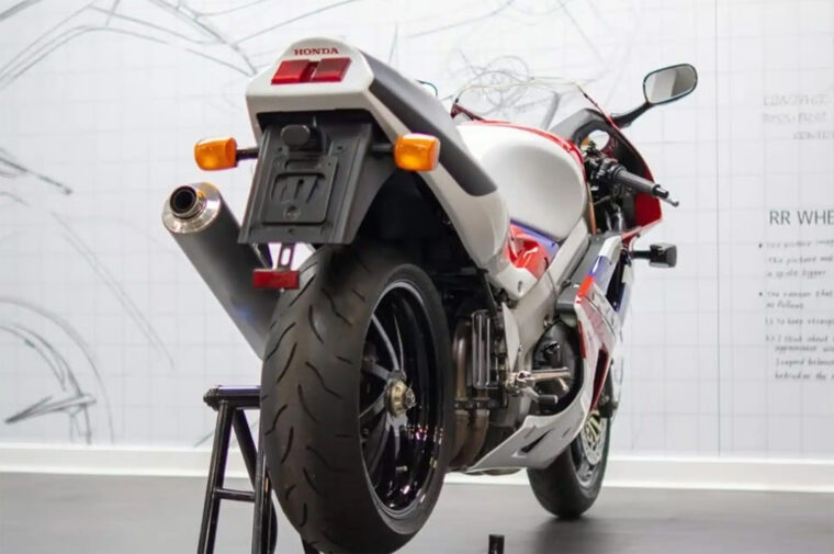 Honda-RVF750-RC45-venta-UK-nueva-3