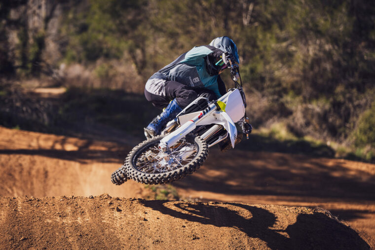 Husqvarna-FC-450-2025-accion14