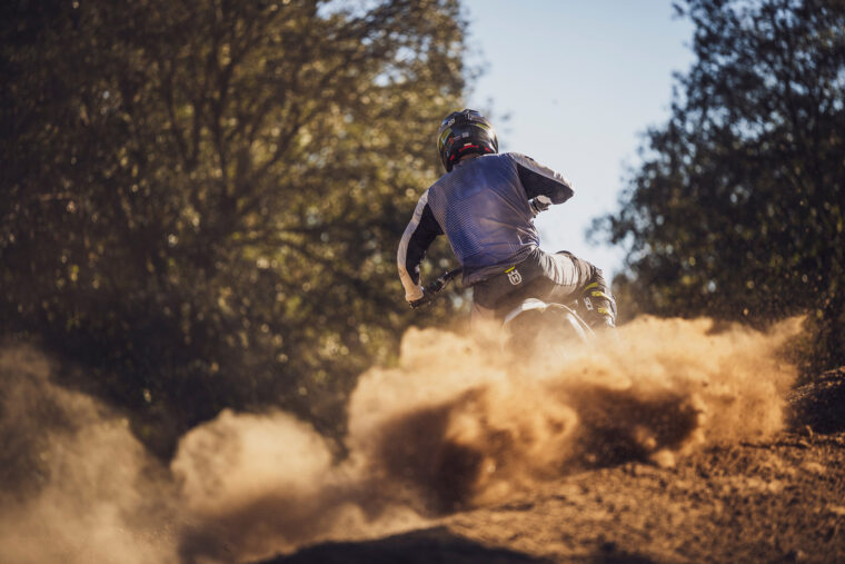 Husqvarna-TC-300-2025-accion2