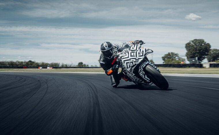 KTM-990-RC-R-2025-2