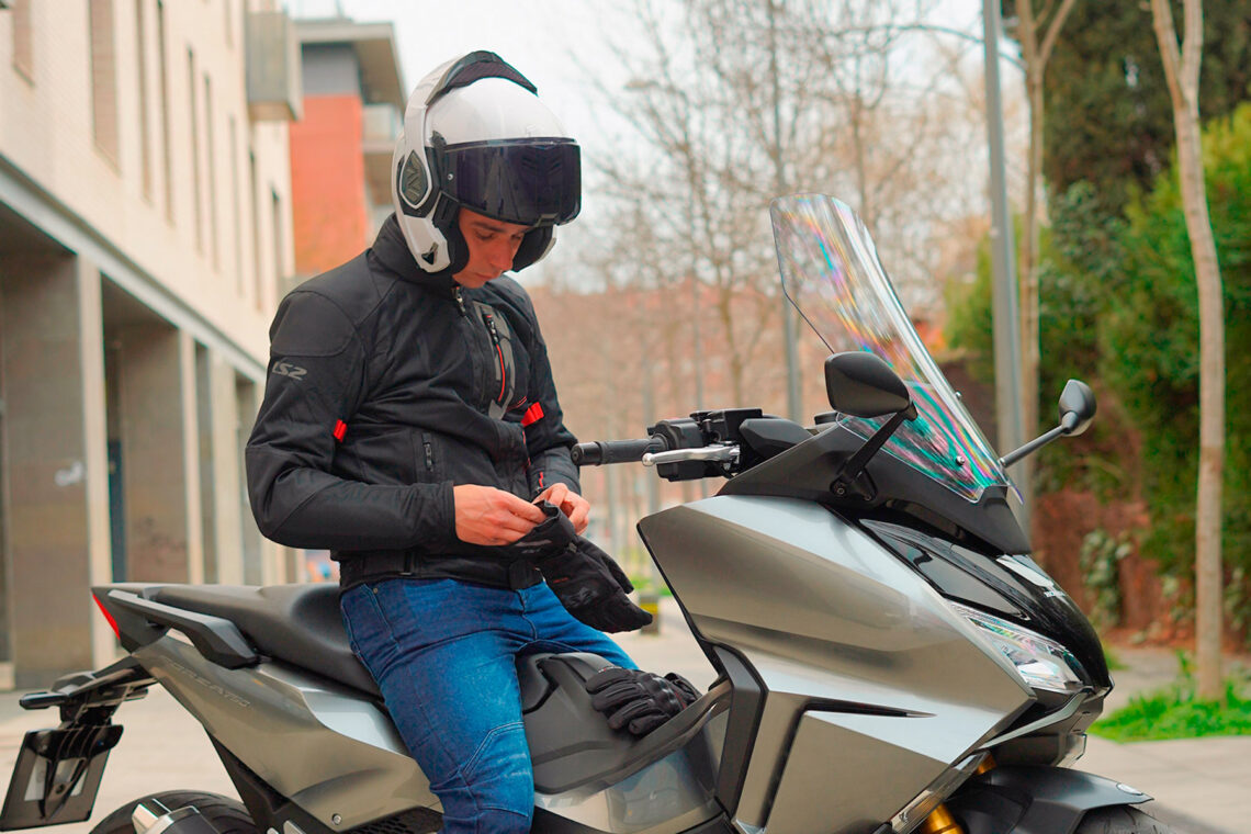 La importancia de equiparse bien en verano y cómo LS2 te lo pone más fácil 1 ls2 campana equiparse verano 2