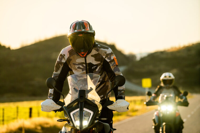 Bell-MX-9-Adventure-MIPS-accion - 1