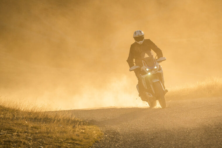 Bell-MX-9-Adventure-MIPS-accion - 18