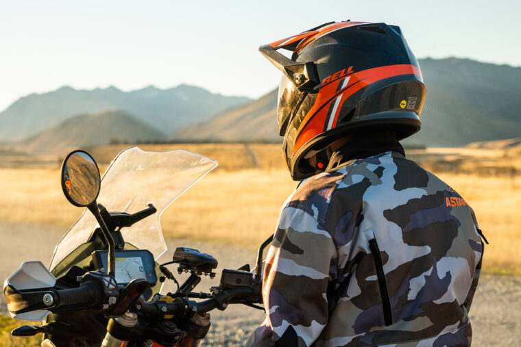 Bell-MX-9-Adventure-MIPS-accion - 2