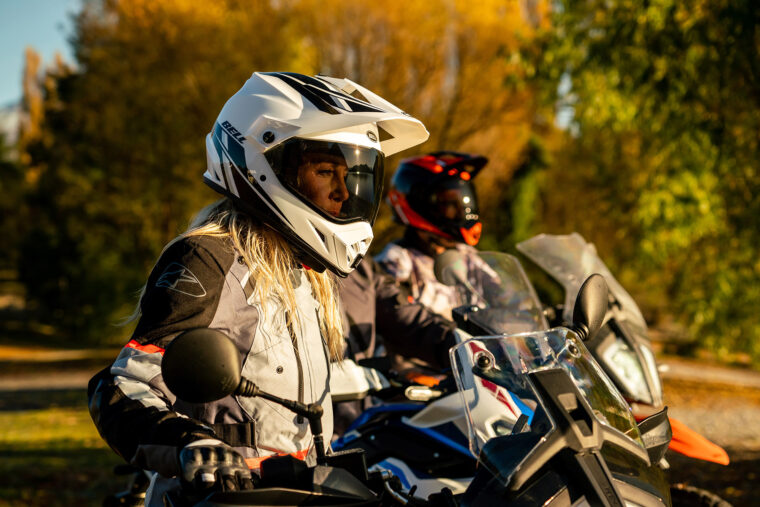 Bell-MX-9-Adventure-MIPS-accion - 20