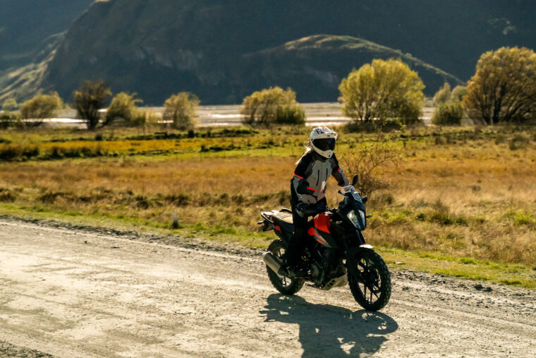 Bell-MX-9-Adventure-MIPS-accion - 21