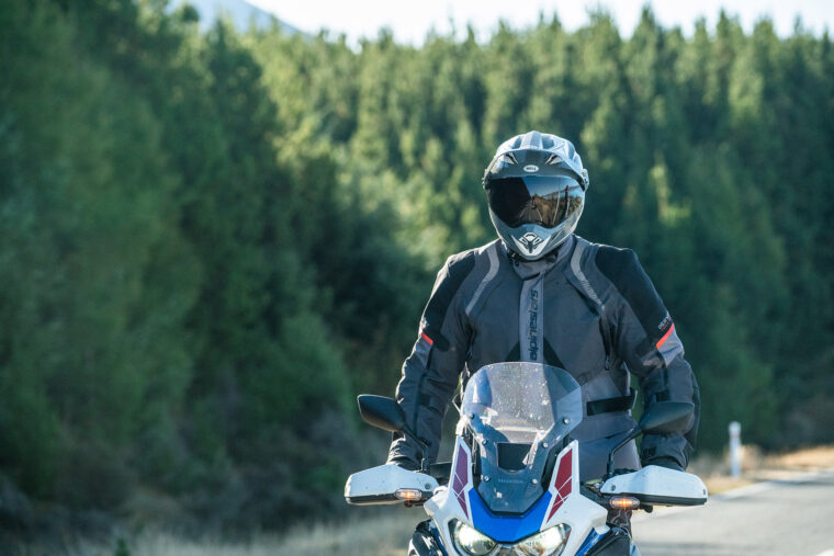 Bell-MX-9-Adventure-MIPS-accion - 8