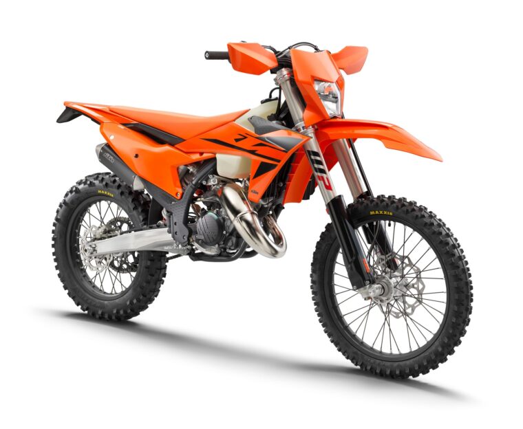 KTM-125-XC-W-2025-estudio4