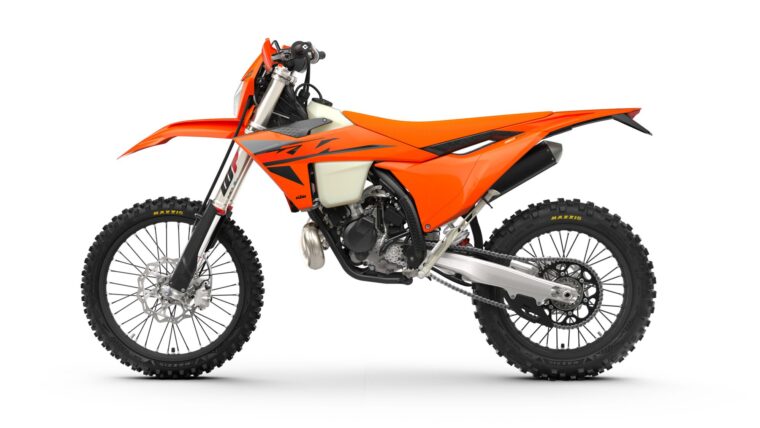 KTM-150-EXC-2025-estudio2