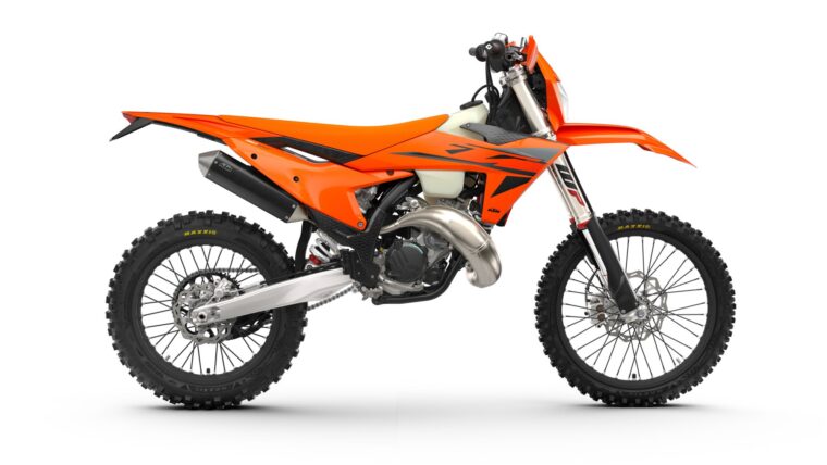 KTM 150 EXC 2025 estudio3