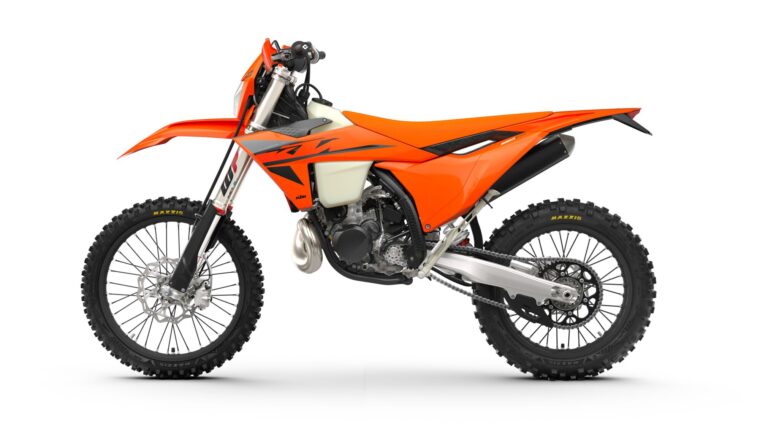KTM-250-EXC-2025-estudio2