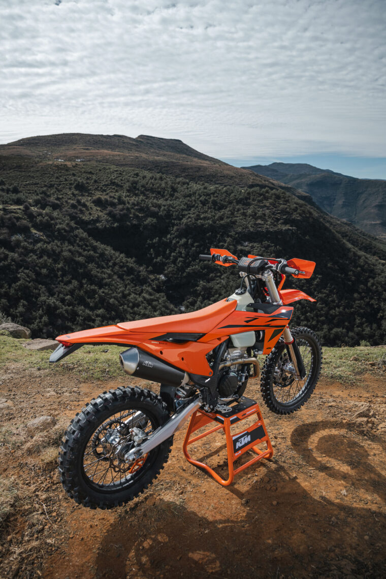 KTM-350-EXC-F-2025-accion4