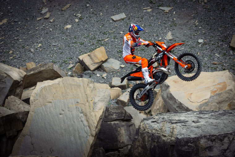 KTM-300-EXC-Hardenduro-2025-accion1