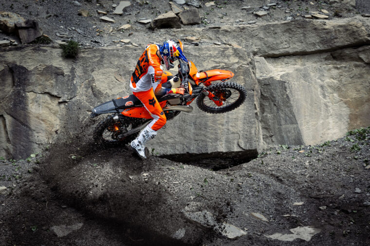 KTM-300-EXC-Hardenduro-2025-accion10