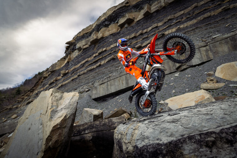 KTM-300-EXC-Hardenduro-2025-accion2