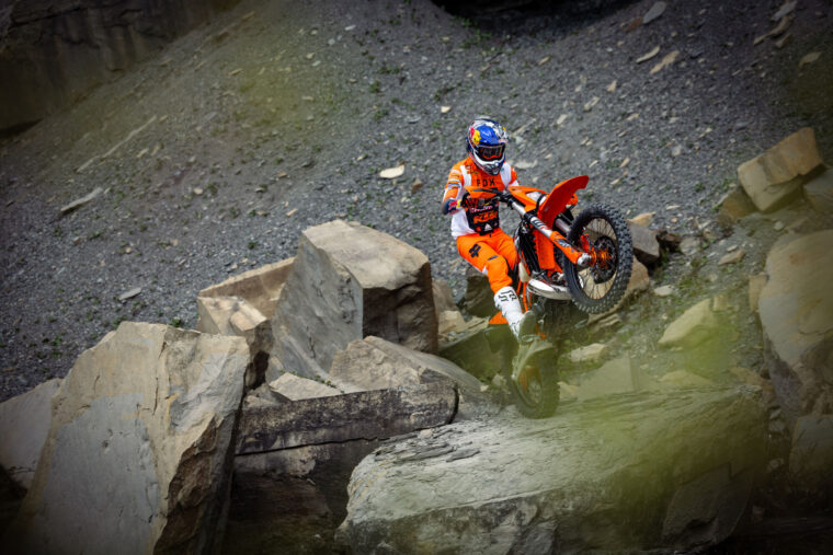 KTM-300-EXC-Hardenduro-2025-accion23