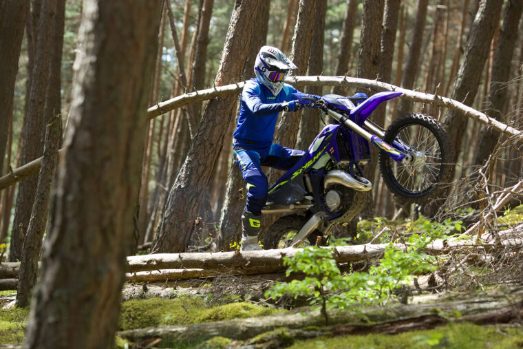 Sherco-enduro-Factory-2T-2025-accion5