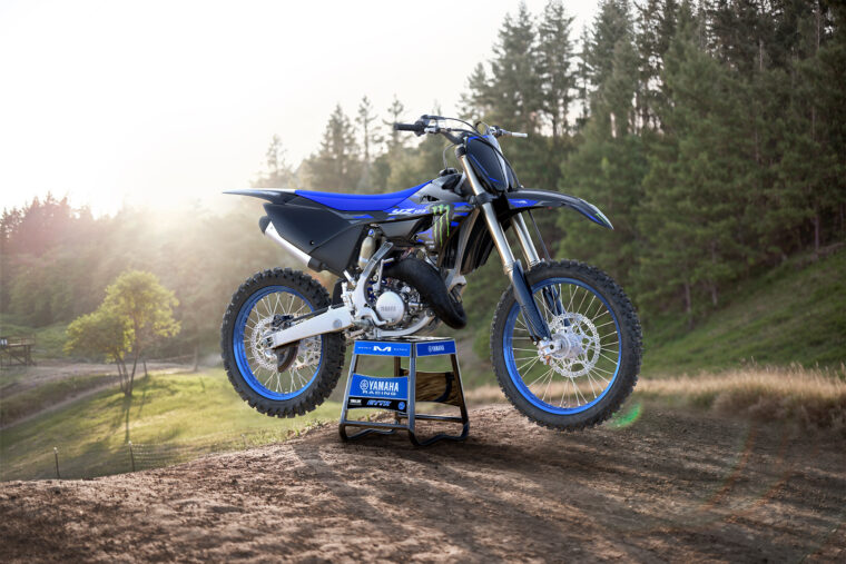 Yamaha YZ125 Monster Energy 2025 accion1