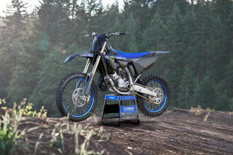 Yamaha-YZ125-Monster-Energy-2025-accion2