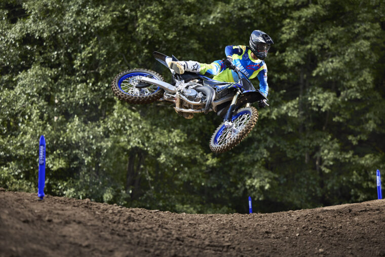 Yamaha-YZ125-Monster-Energy-2025-accion4