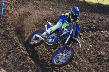 Yamaha YZ125 Monster Energy 2025 accion5