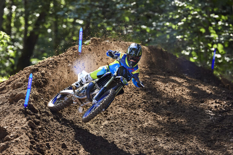 Yamaha-YZ125-Monster-Energy-2025-accion6