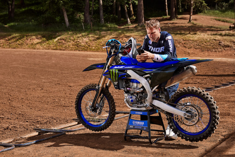Yamaha-YZ450F-Monster-Energy-2025-accion11