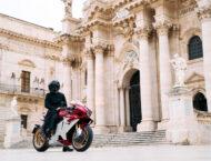 MV Agusta revoluciona el Festival Internacional de Cine de Venecia 8 MV Agusta Beauty is not a.Sin MV Agusta Superveloce 1000 Serie Oro1