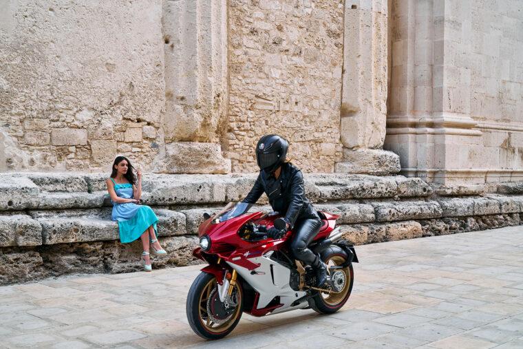 MV-Agusta-Beauty-is-not-a.Sin-MV-Agusta-Superveloce-1000-Serie-Oro - 2