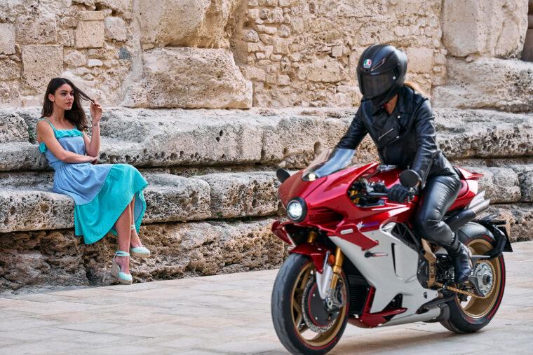 MV-Agusta-Beauty-is-not-a.Sin-MV-Agusta-Superveloce-1000-Serie-Oro - 3