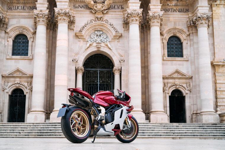 MV-Agusta-Beauty-is-not-a.Sin-MV-Agusta-Superveloce-1000-Serie-Oro - 5