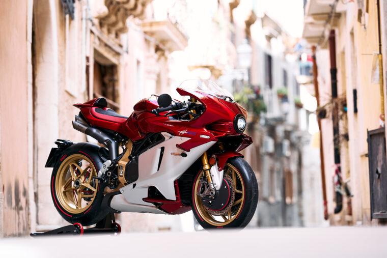 MV-Agusta-Beauty-is-not-a.Sin-MV-Agusta-Superveloce-1000-Serie-Oro - 7