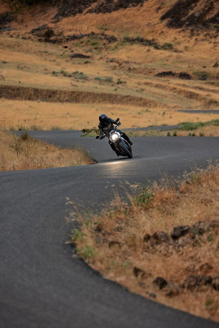 Triumph-Speed-Twin-1200-2025-accion5