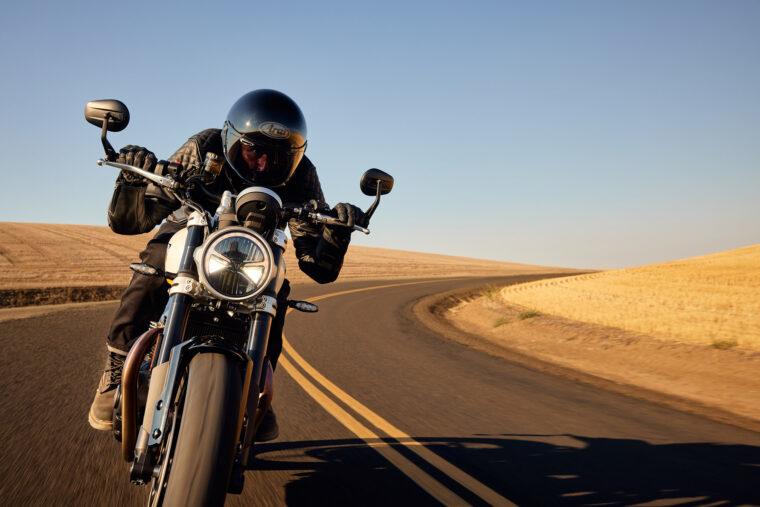 Triumph-Speed-Twin-1200-2025-accion7