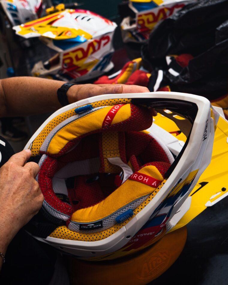 airoh-aviator-3-edicion-especial-isde-2024-españa (2)